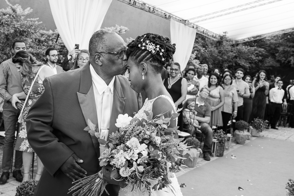 pai negro beija filha negra na testa no altar