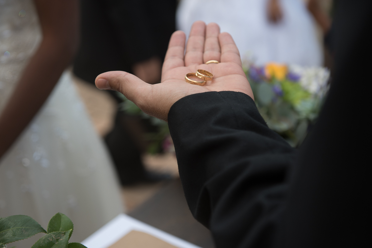alianças na mão do celebrante