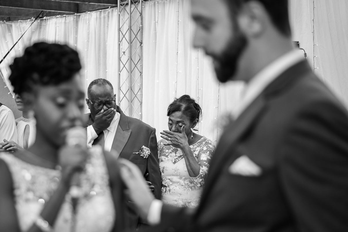 pais da noiva negra emocionados no discurso da noiva