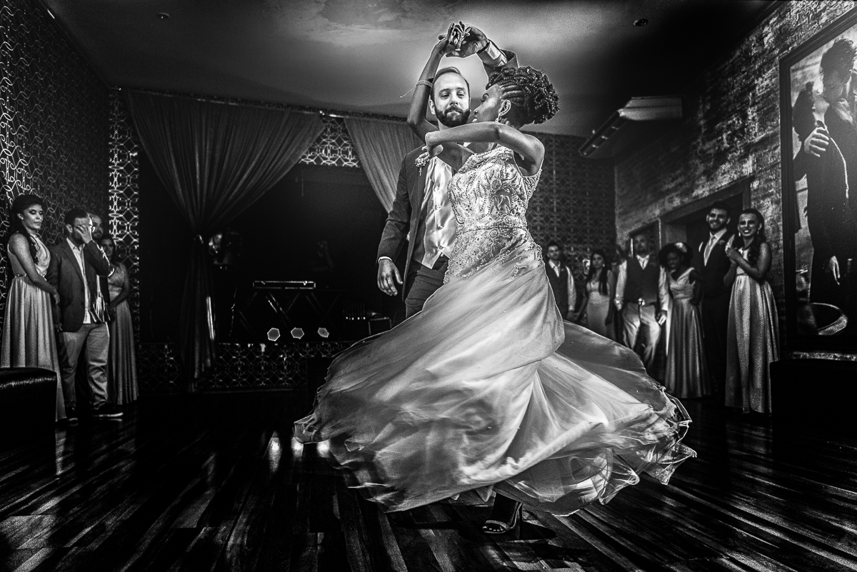 Casal de noivos dançando uma música que ensaiaram para a festa