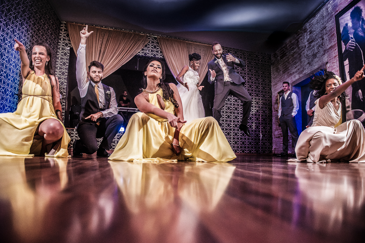 noivo sarrando no ar em festa de casamento