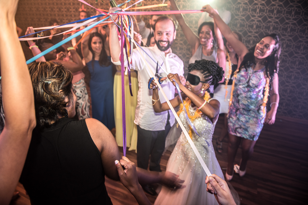 hora do buquê a noiva faz corte de fitas para ver quem fica com buquê