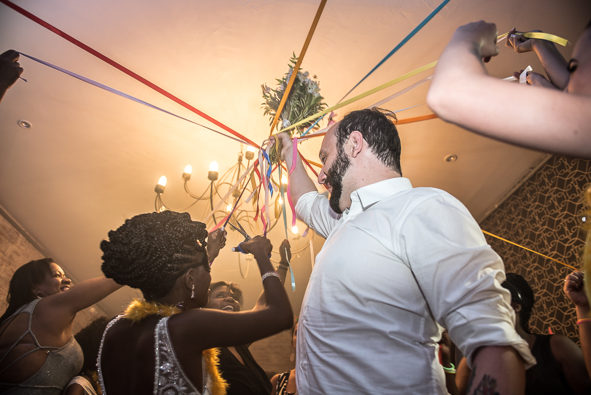 noiva negra corta fitas para ver quem fica com o buquê