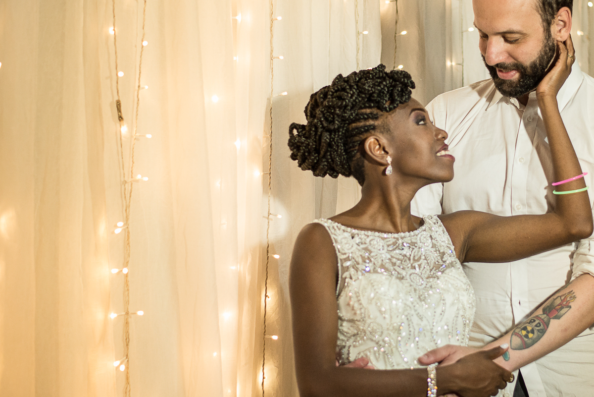 noiva negra acariciando seu marido em ensaio