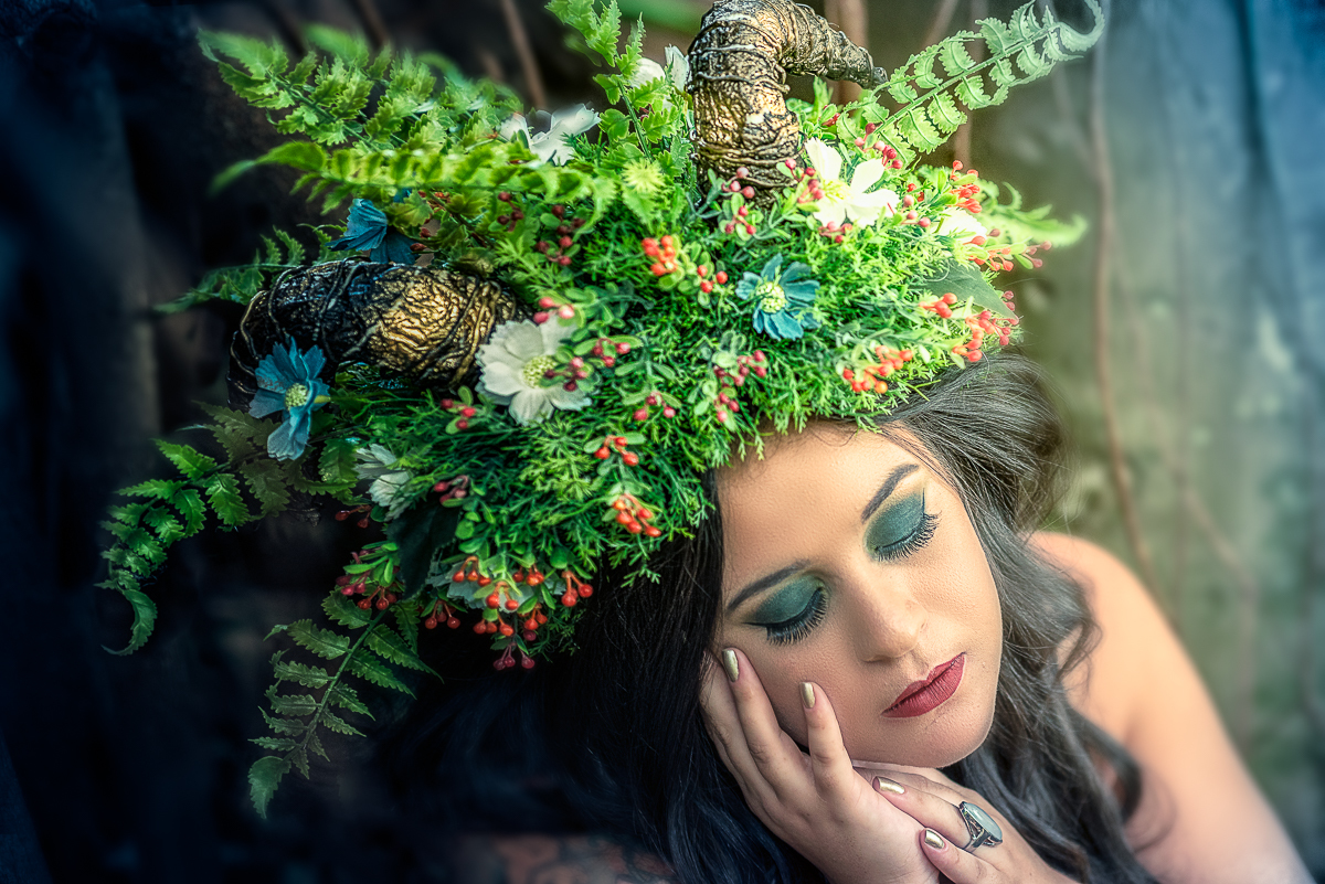 Modelo pousando com flores por toda parte