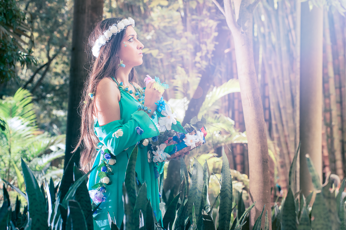 modelo vestida de flores com luz de fantasia