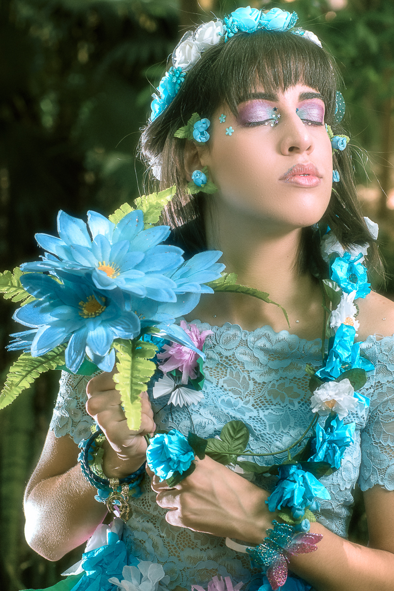 modelo no ensaio flores com seus arranjos floridos