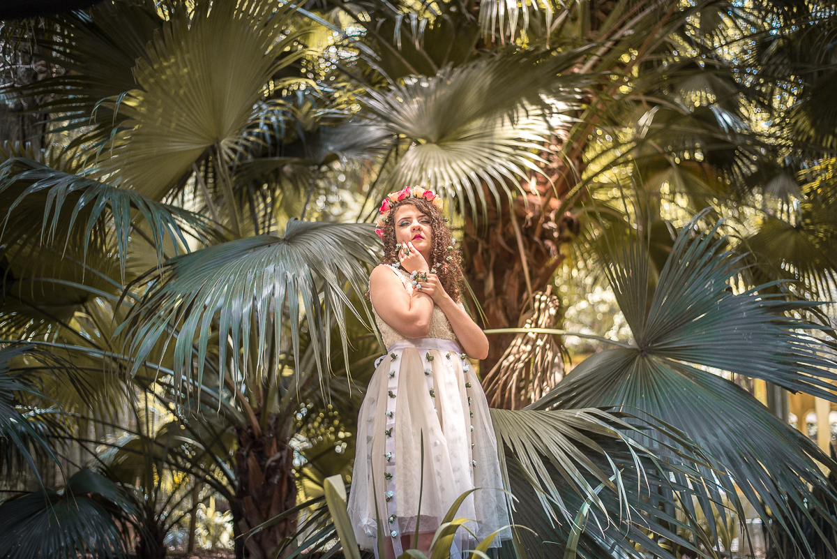 modelo pousando para o fotógrafo alberto martinez no parque da água branca