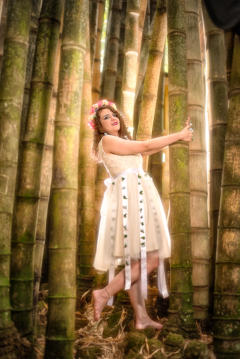 modelo entre os bambus com uma luz maravilhosa