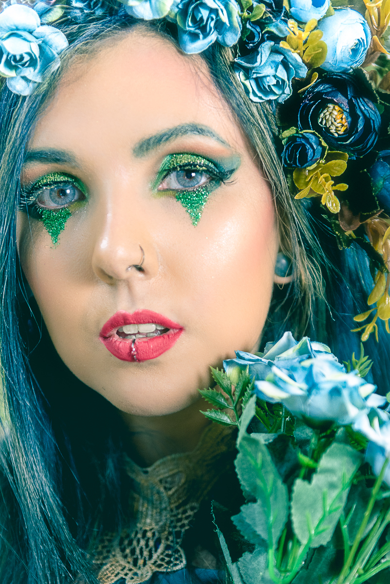 retrato da modelo ana karolina com arranjo de flores