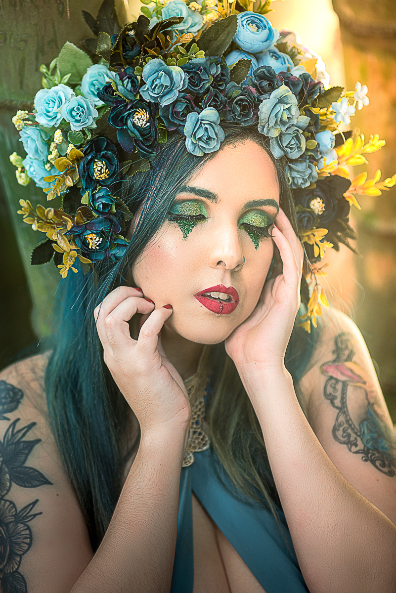 luz maravilhosa batendo do rosto da modelo