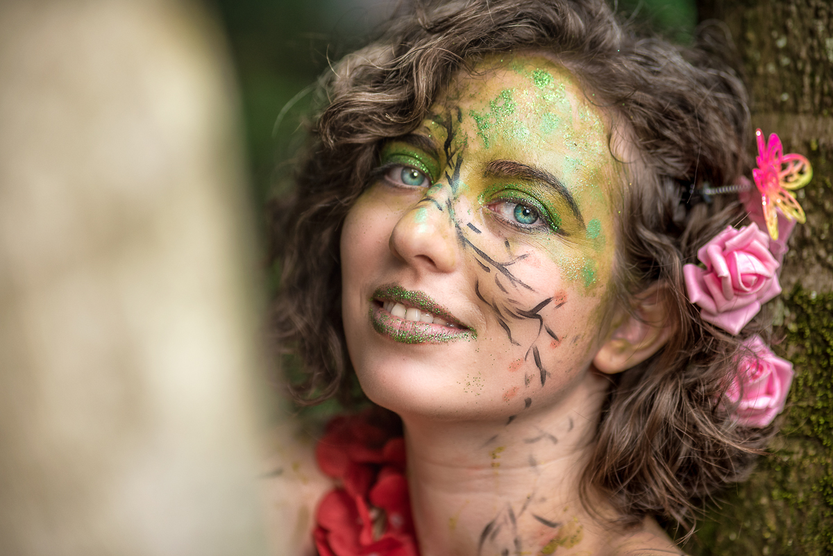 modelo olhando diretamente para camera do fotógrafo