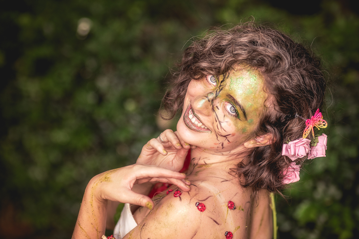 fotografia da modelo feita de um angulo algo