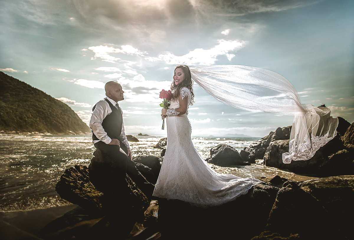 fotografia com a noiva ao vento com seu véu voando.