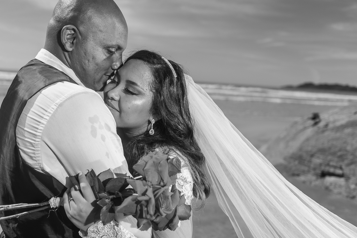 casal em sessão romântica de fotos na praia.
