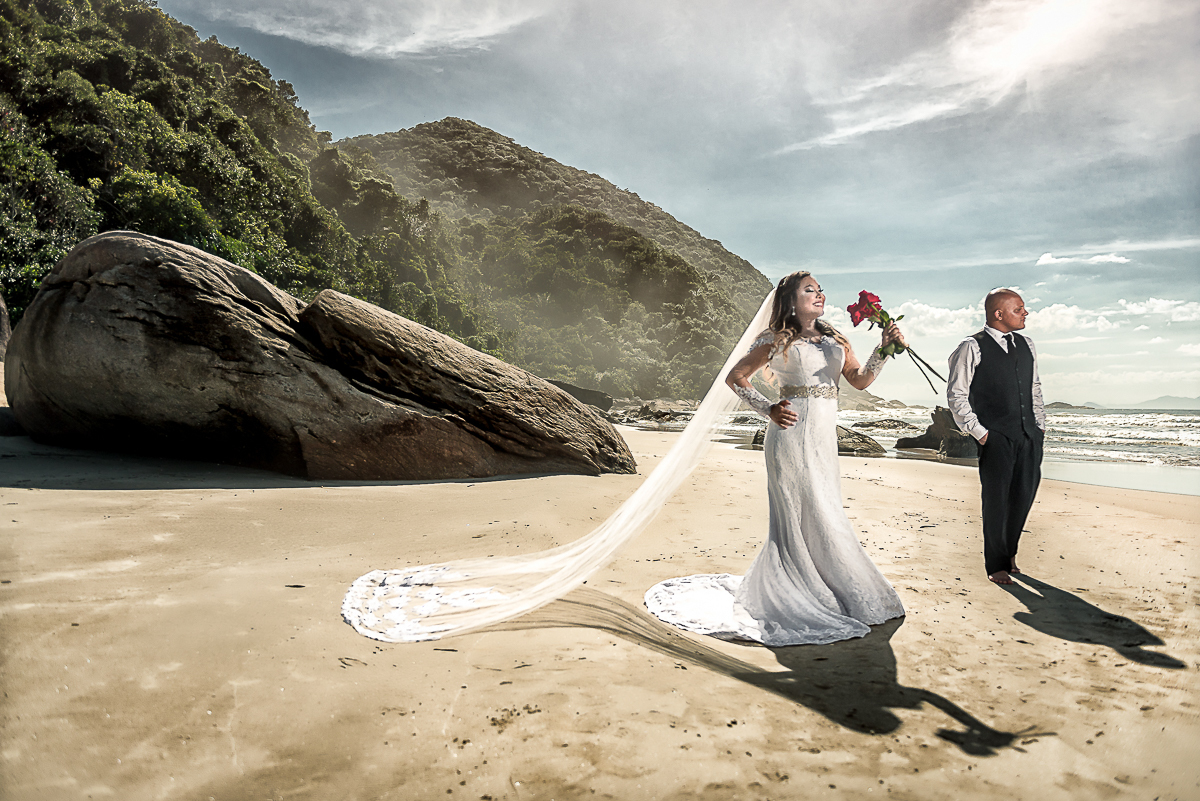 ensaio com o casal na praia feito pelo fotógrafo Alberto Martinez.