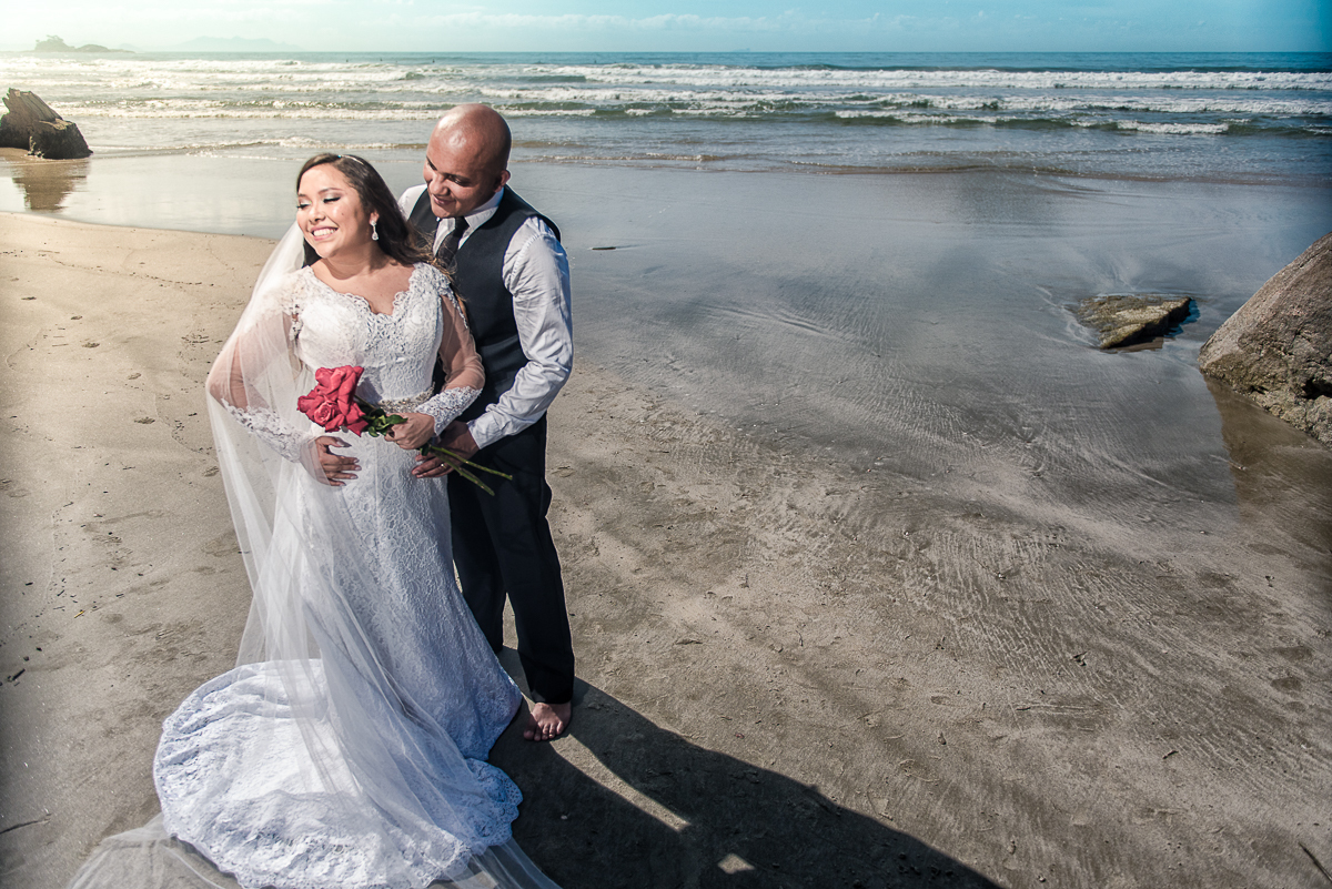 Romantismo no ensaio de fotos na bela praia de Guarujá.