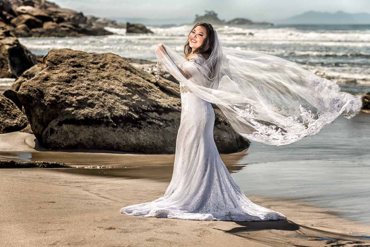 Noivas que gostam do véu voando precisam ver essa foto do ensaio thash the dress feito pelo fotógrafo Alberto Martinez.