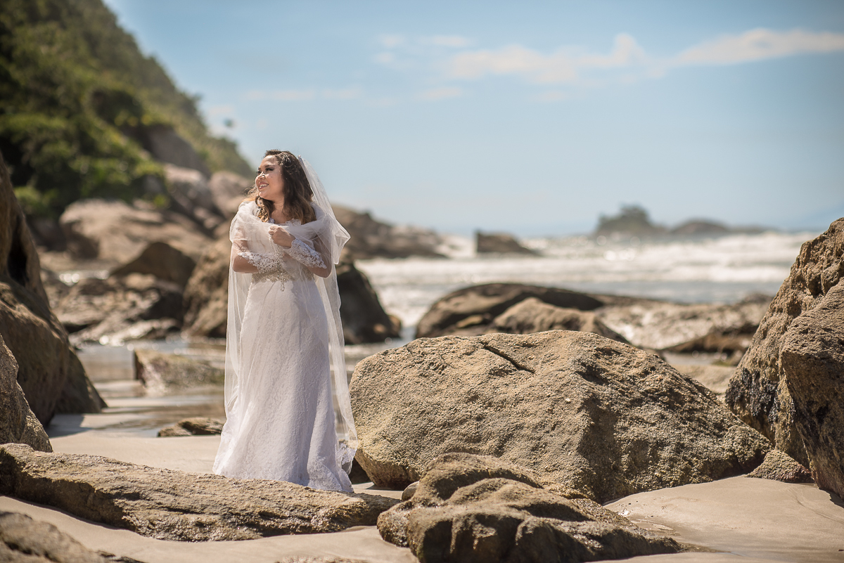 A noiva que ama ensaios fotográfico fez um trash the dres com o fotógrafo profissional Alberto Martinez.
