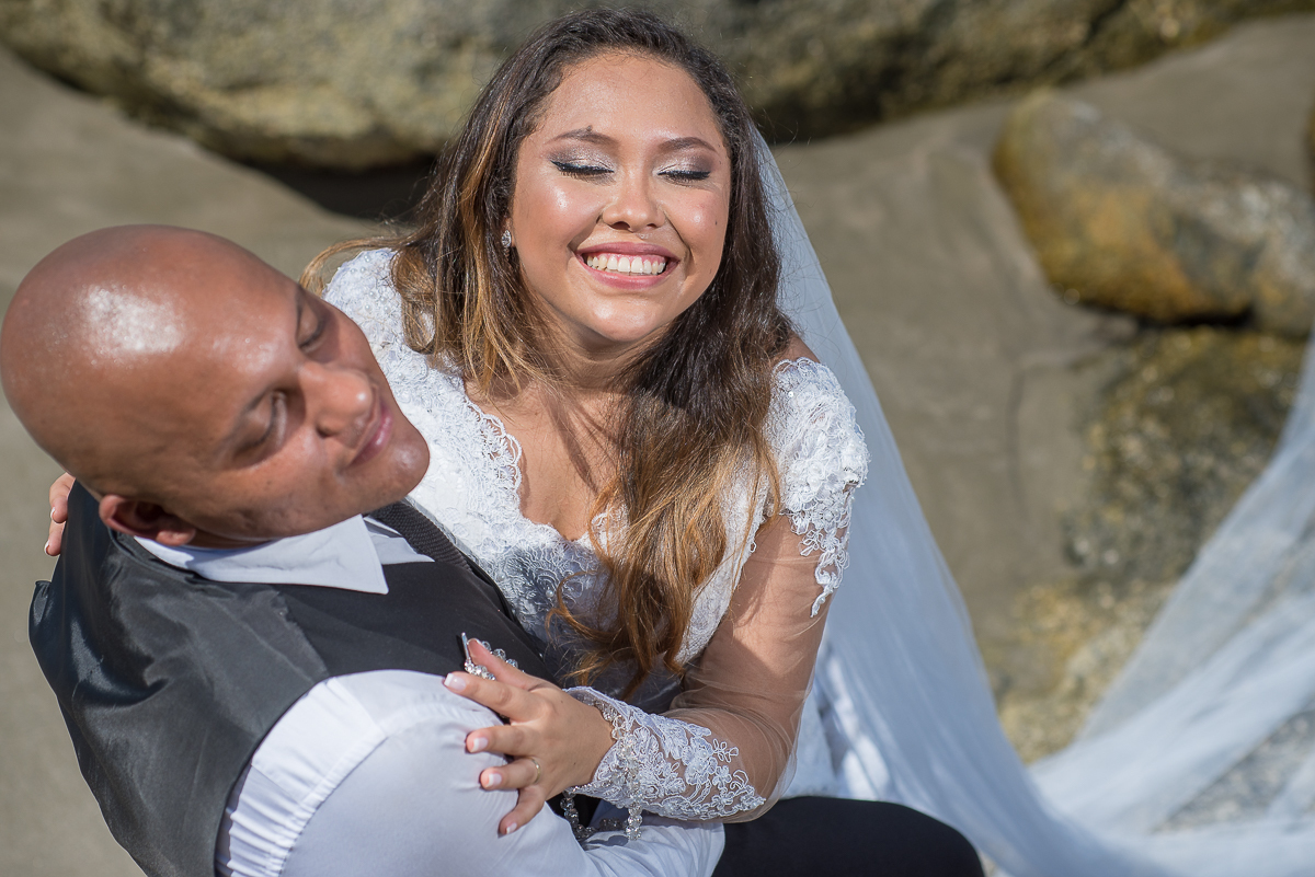Foto tirada de cima do casal de noivos.