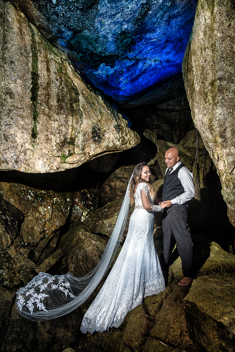 Dentro da caverna o casal pousa para foto em ensaio fotográfico.