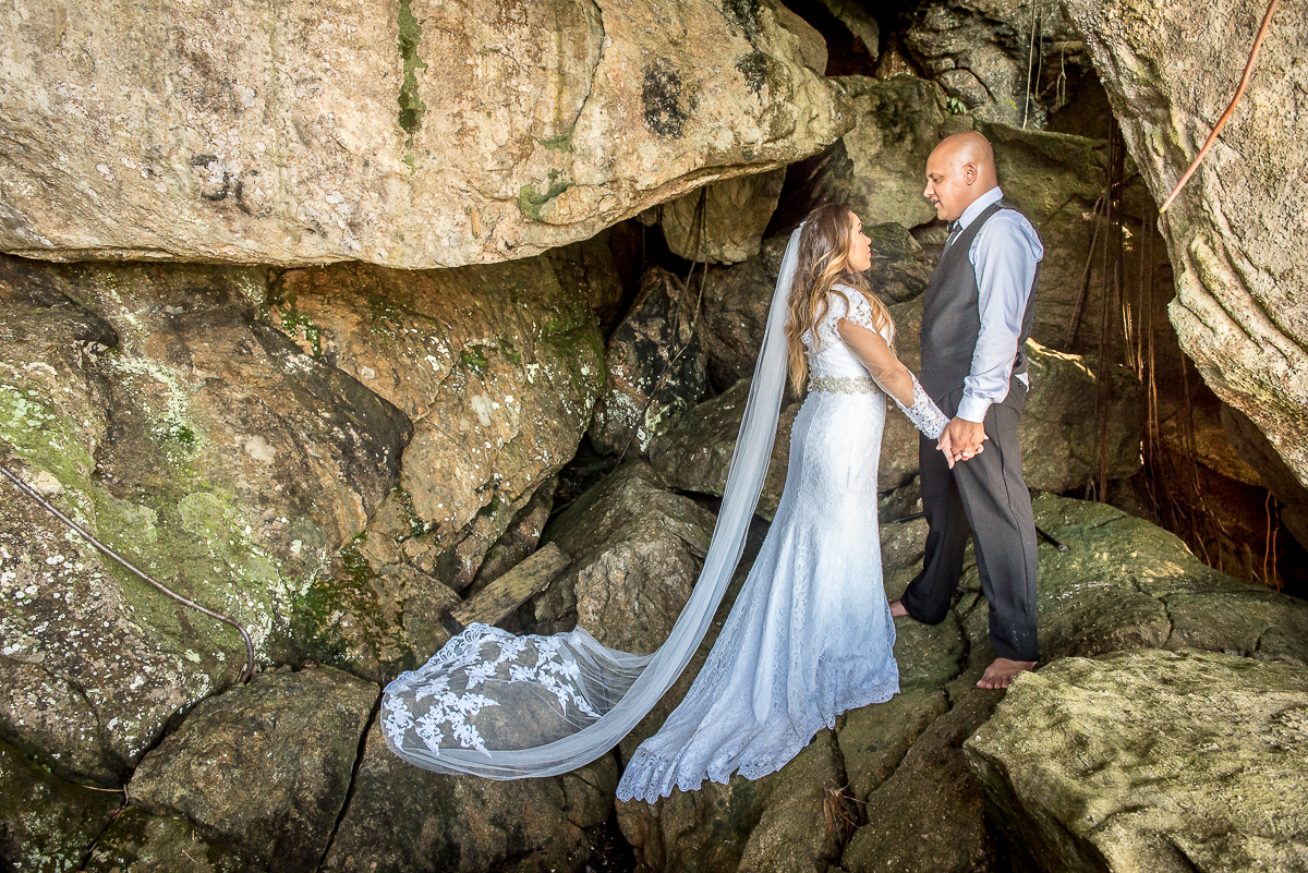 Fotografia dentro da caverna com noivos.