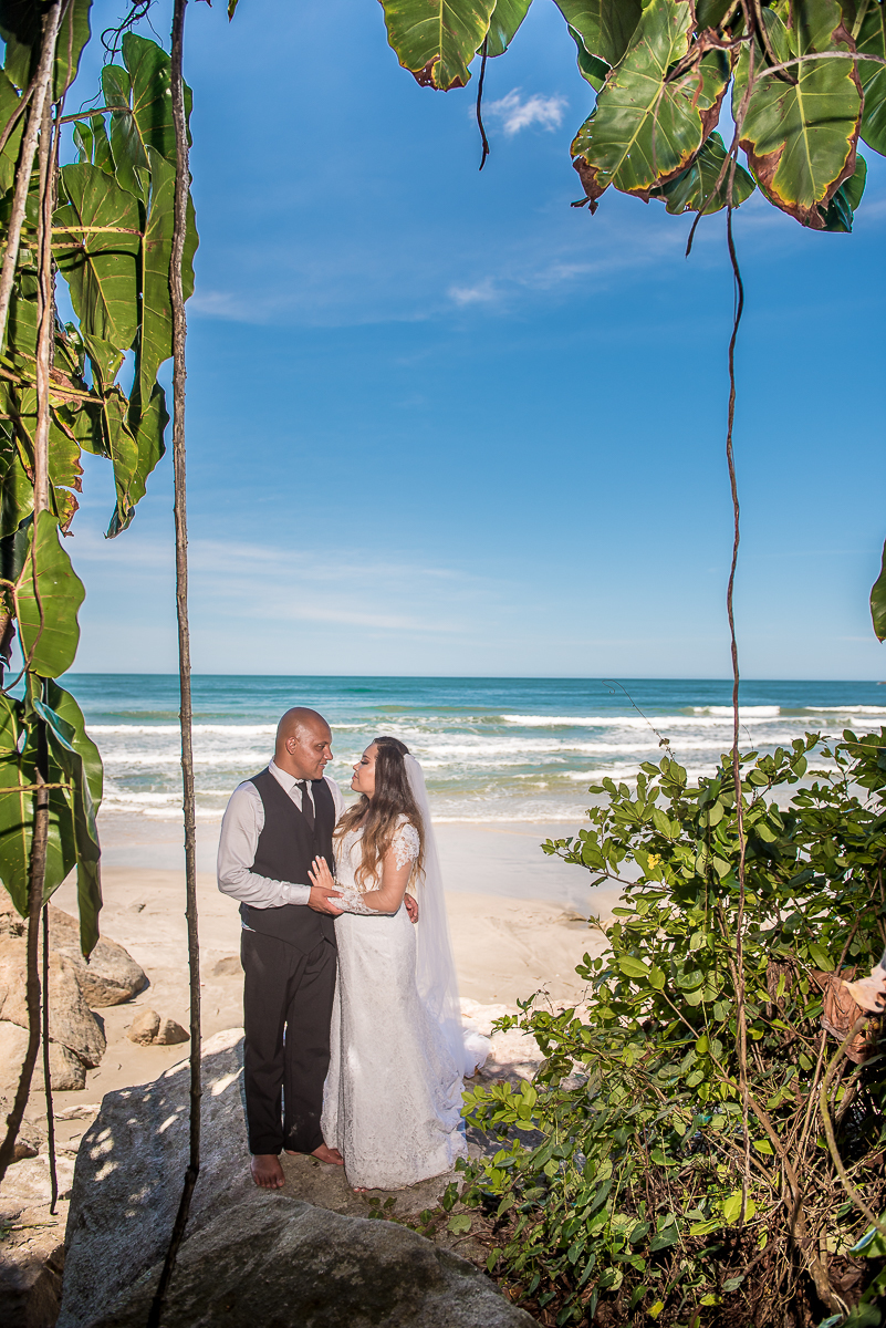 Parece o mar do Caribe mas é Brasil no mar do Guarujá, ficou muito bonito o ensaio do casal de noivos.