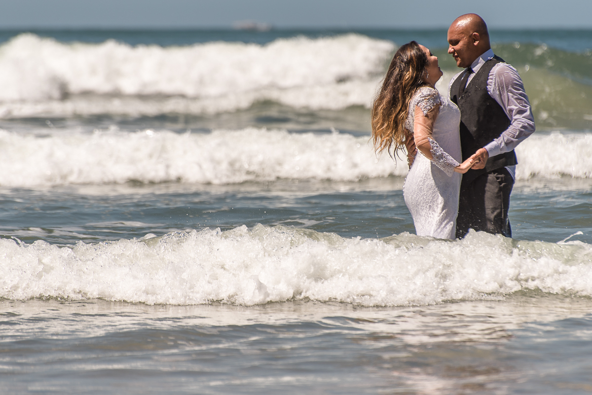 Composição dos noivos e as ondas do mar.