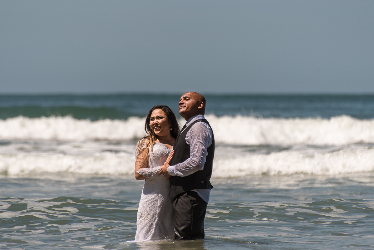 Um banho de mar no ensaio do casal.