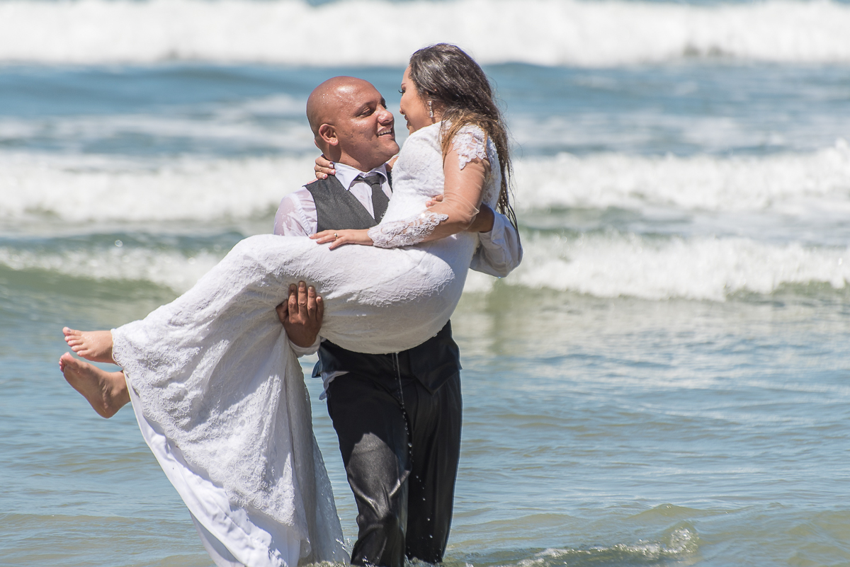Noivo e noiva no mar do Guarujá só love.