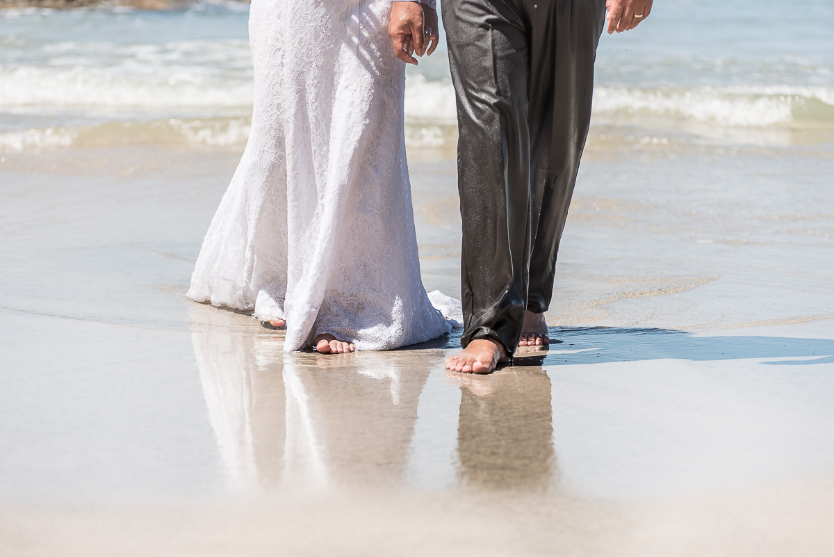 No thash the dress é assim os noivos entram no mar com roupa e tudo.