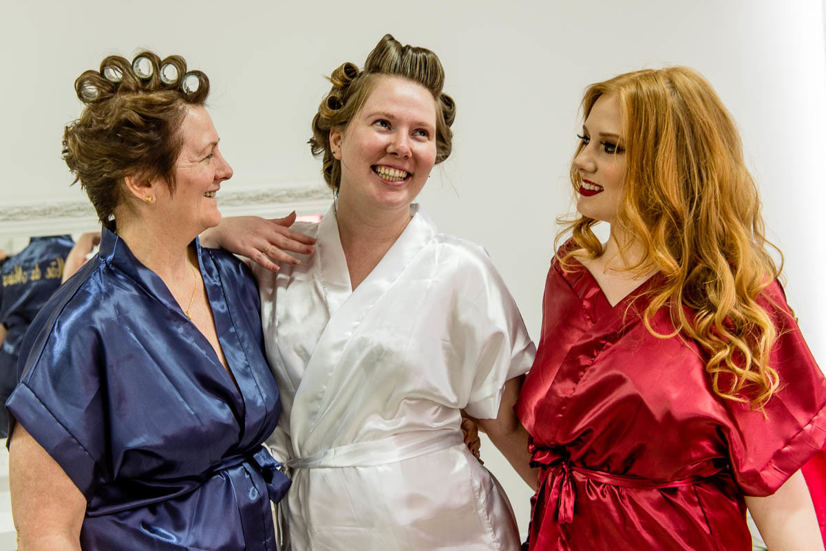 fotografia da noiva com sua mãe e irmã no making of.