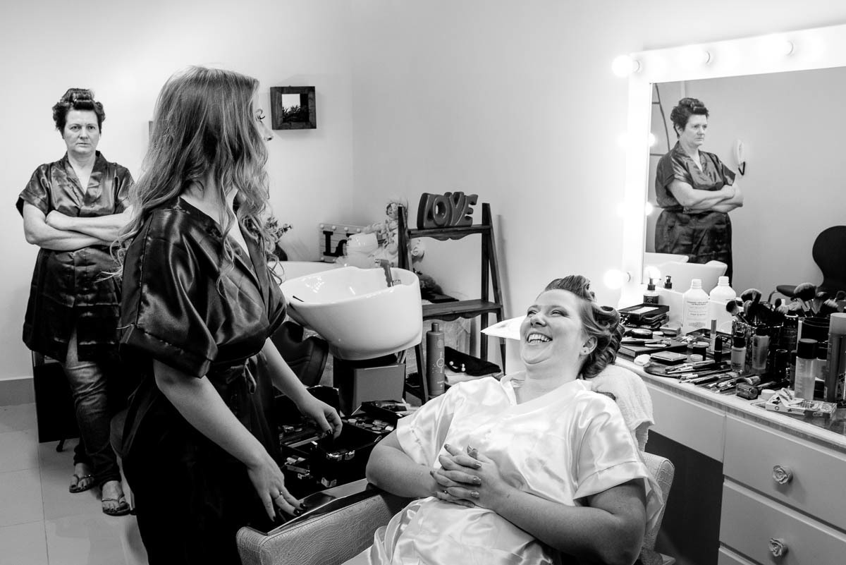 Momentos da família da noiva no making of, a noiva se arruma com suas irmãs e mãe.