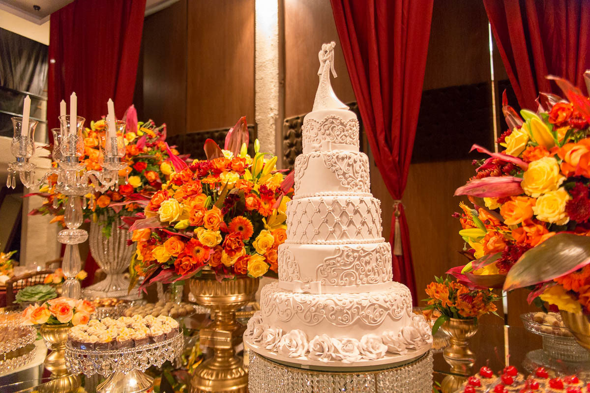 Bolo de casamento lindíssimo para os noivos.