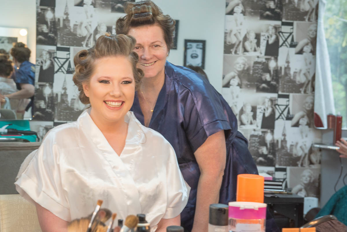 Noiva e sua mãe se arrumando juntas no making of.