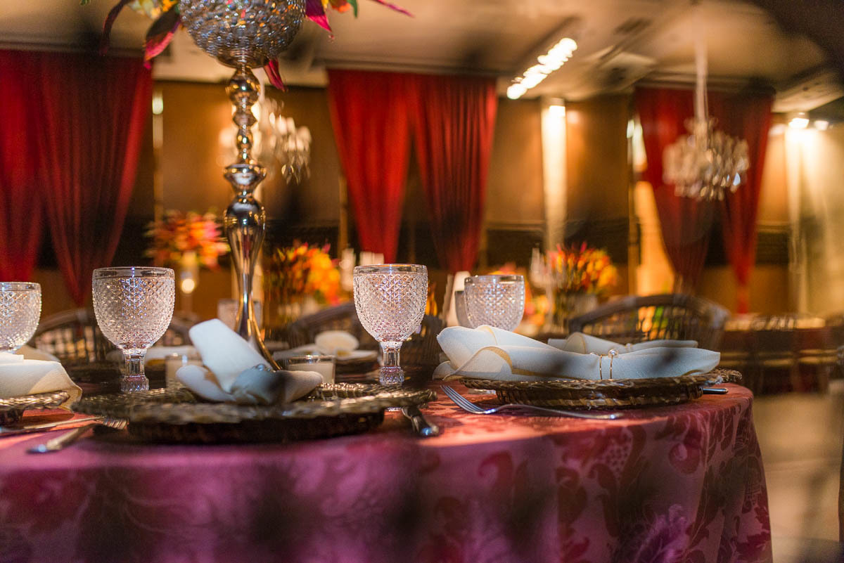 Decoração chique feita para o casamento pelo Buffet Espaço Ônix.