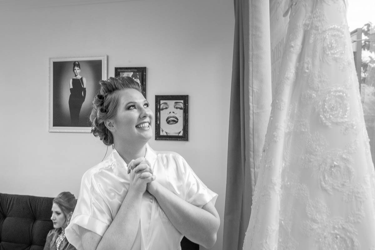 Noiva apaixonada pelo seu vestido de noiva de seus sonhos.