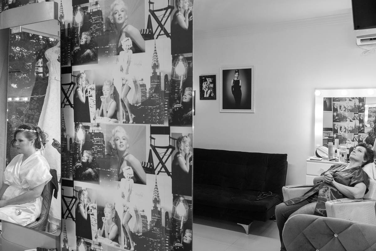 Foto com composição colocando mãe e filha juntas.