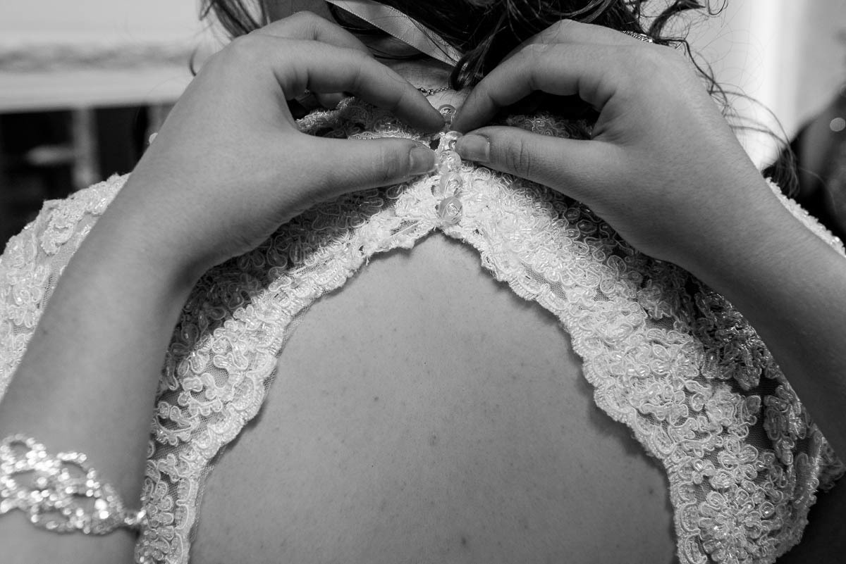 Noiva acabando de colocar seu vestido.