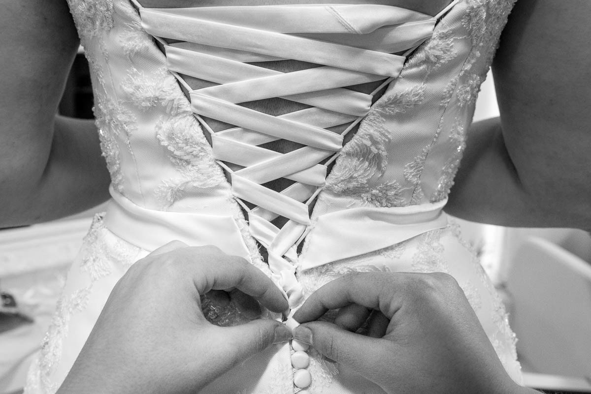 Colocando o vestido da noiva.