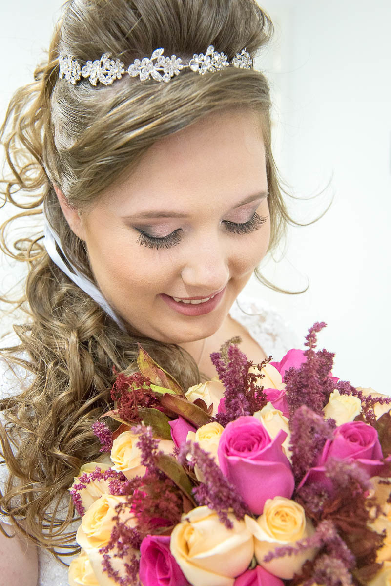 O buquê e a noiva em momentos antes do grande momento de seu casamento.