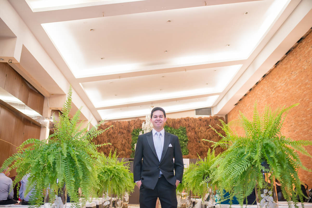 Noivo no salão de cerimonia do buffet Espaço Ônix.