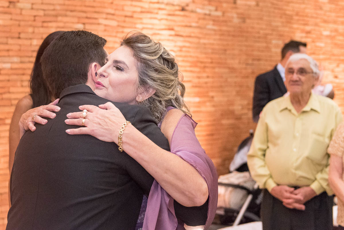 Mãe dando abraço em seu filho que ira se casar em alguns instantes.