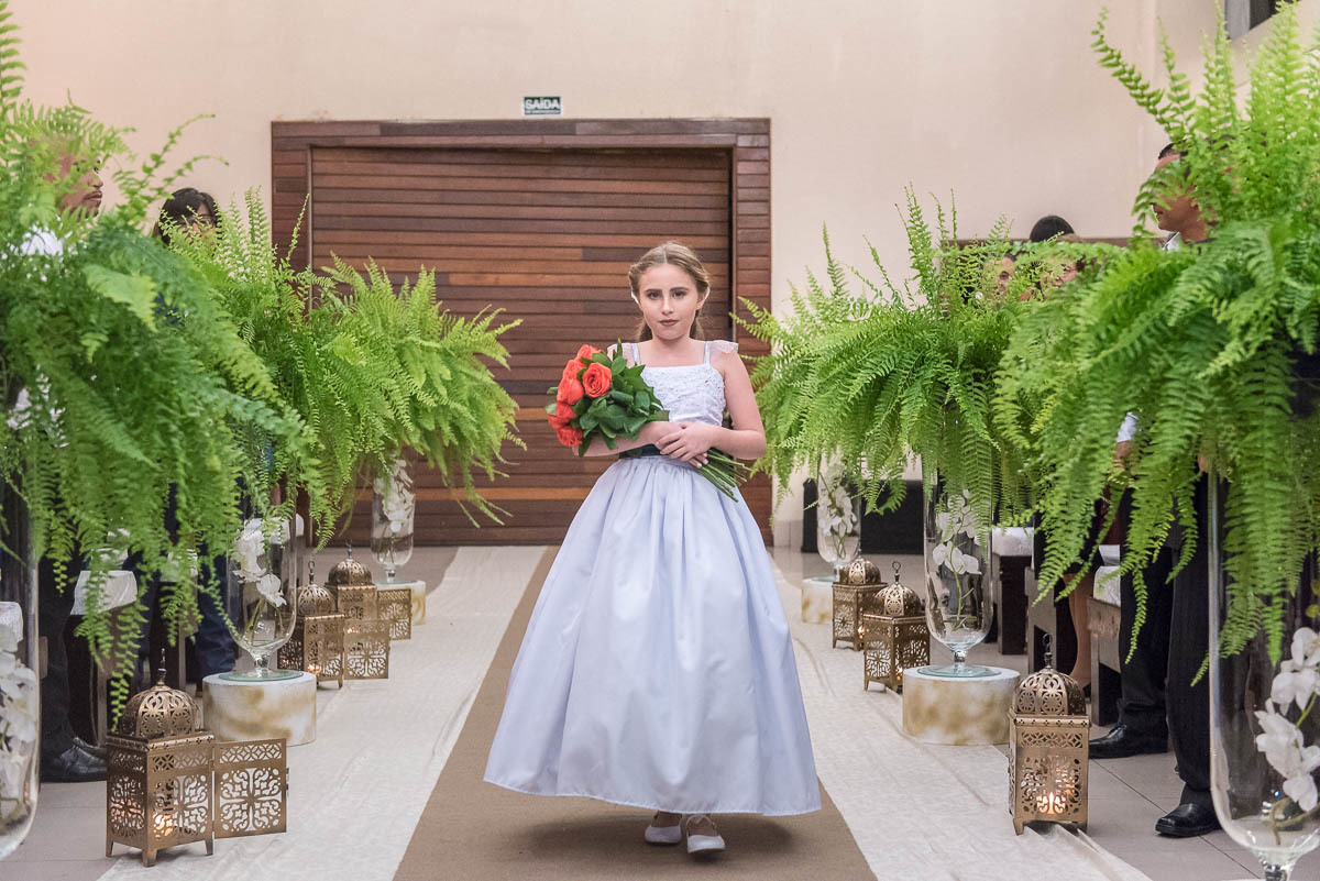 Florista da noiva entrando no salão.