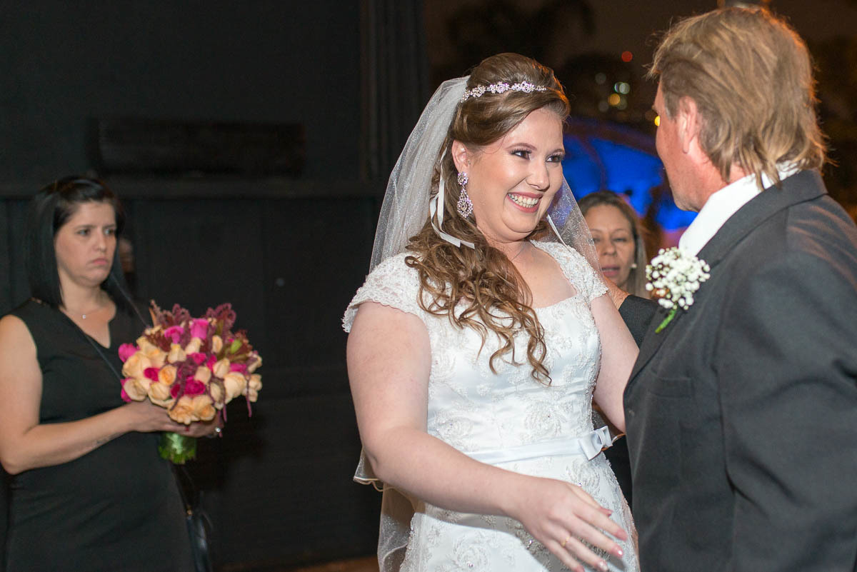 O pai da noiva encontrando a noiva para conduzir a noiva para o altar.