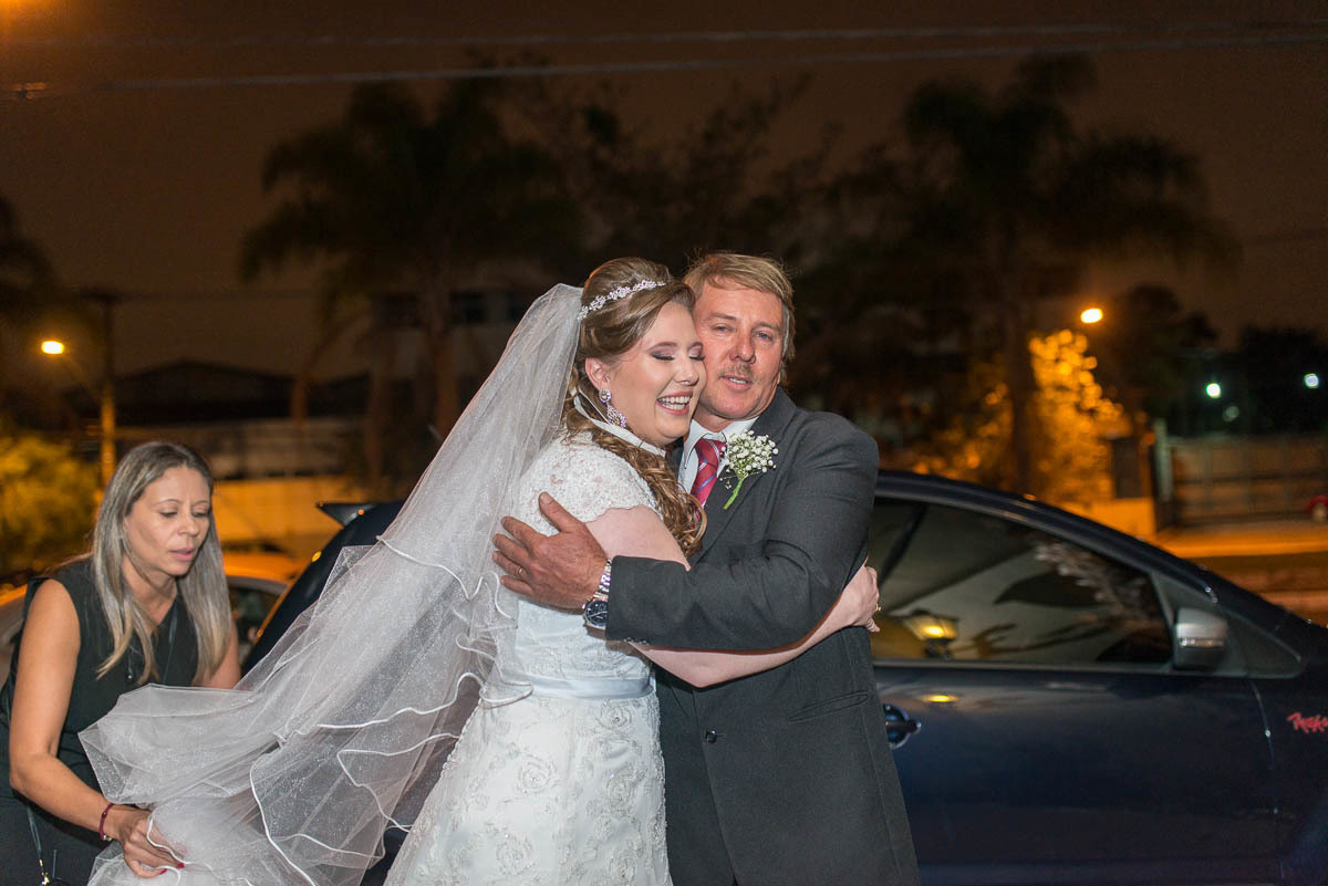 Noiva dando um grande abraço em seu pai antes de se casar.