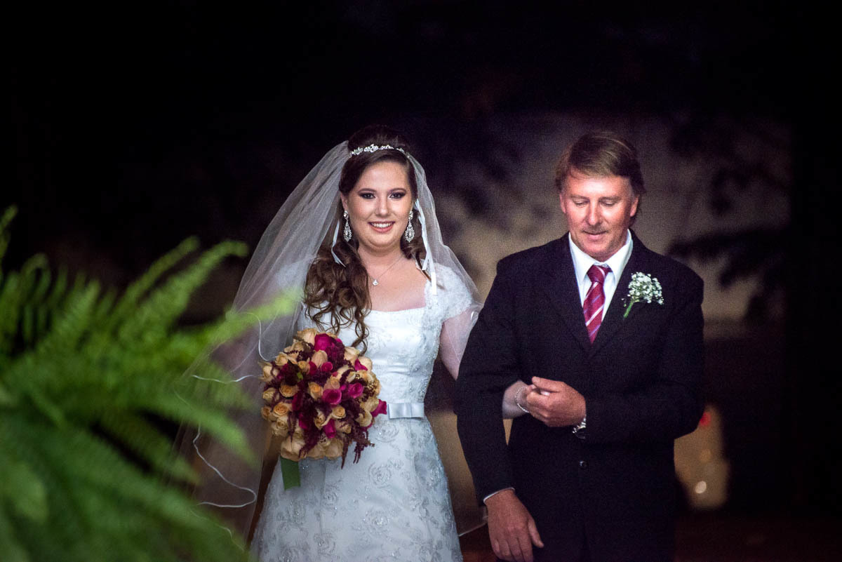 Bela imagem da noiva e seu pai entrando no salão para se casar.