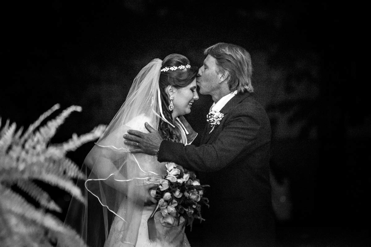 Beijo do pai na testa da noiva para leva-la para o noivo.