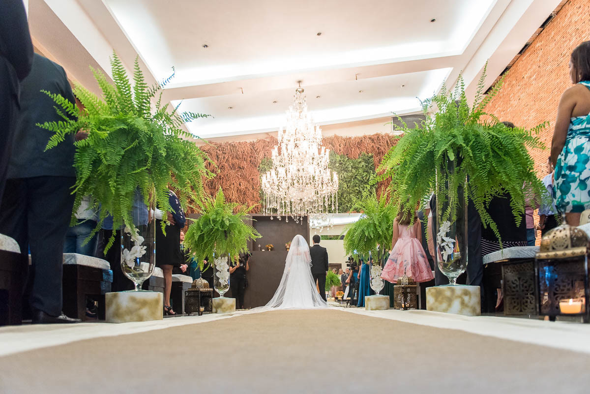 Visão de traz dos noivos no altar de casamentos no espaço ônix.