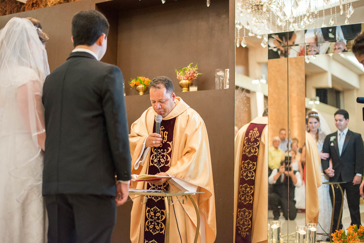 Fotógrafo de casamentos Alberto Martinez aparece em foto dos noivos.